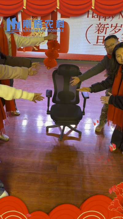 🎇 元旦快乐，温暖相伴 🎇时光匆匆，感恩 2025 年每一份支持与陪伴！从猪场到工厂，南商农科的成长，离不开每一位合作伙伴与家人的信赖！2026 年，我们将继续以贴心服务和硬核设备，陪您一路前行，养殖